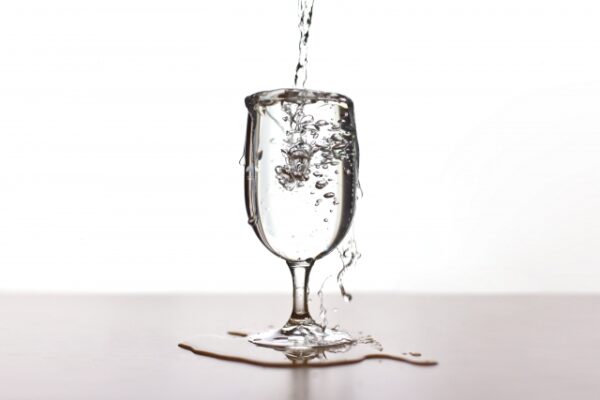 コップから溢れる水