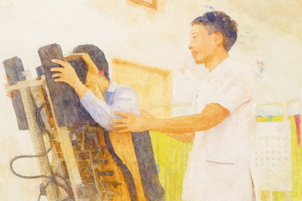起立台で背骨まわりの関節の動きを手技で確認している様子のイラスト