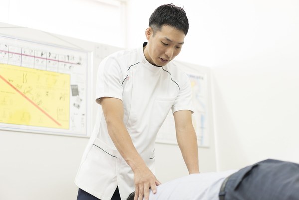 背中から肩にかけての背骨矯正を行っている様子