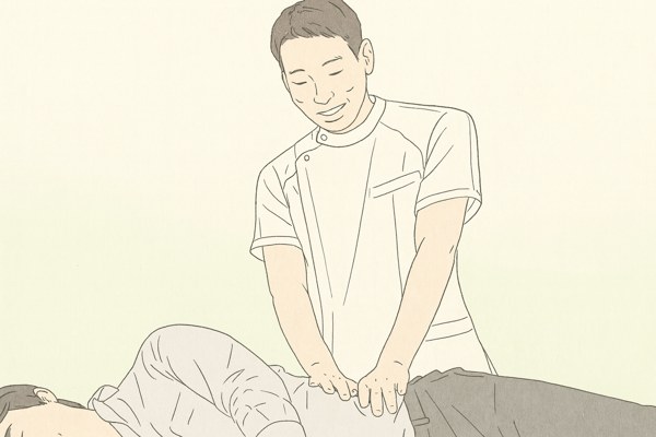 うつ伏せのお客様の腰・骨盤まわりに両手を添えて関節の動きを確かめている施術者のイラスト