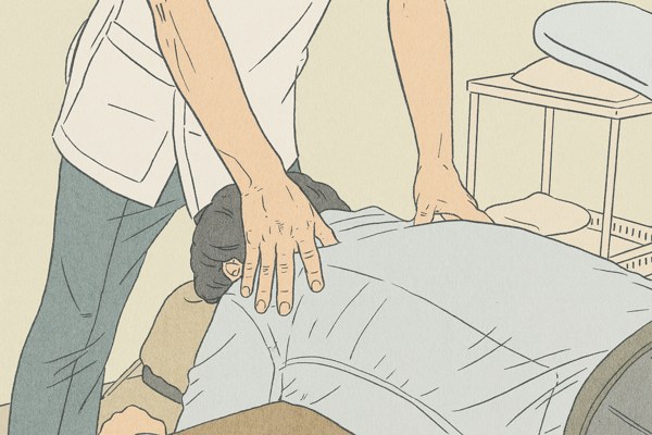 うつ伏せのお客様の背中の左右に手を添えて状態を確認している施術者のイラスト